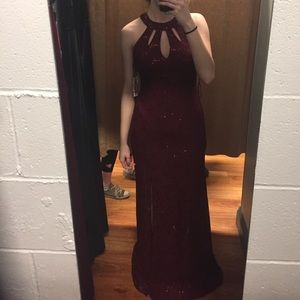 beatiful maroon prom dress!